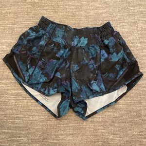 Lululemon Hotty Hot shorts 2.5 in!